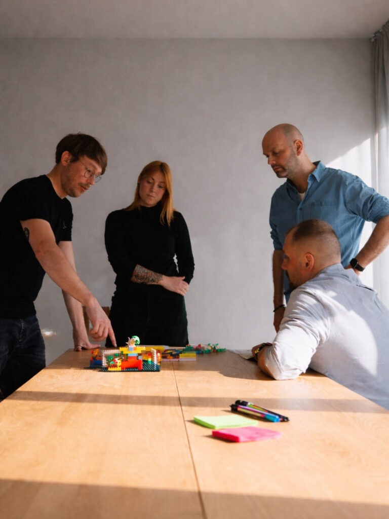 Führungskreis klärt bereichsübergreifende Zusammenarbeit im Deep Dive mit LEGO Serious Play